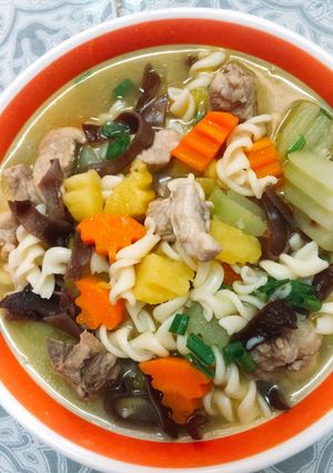Hình của món Canh nui củ quả nấu thịt.