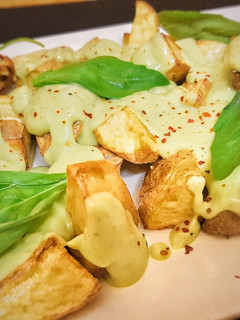 Una foto de Patatas con salsa ligera de aguacate y albahaca