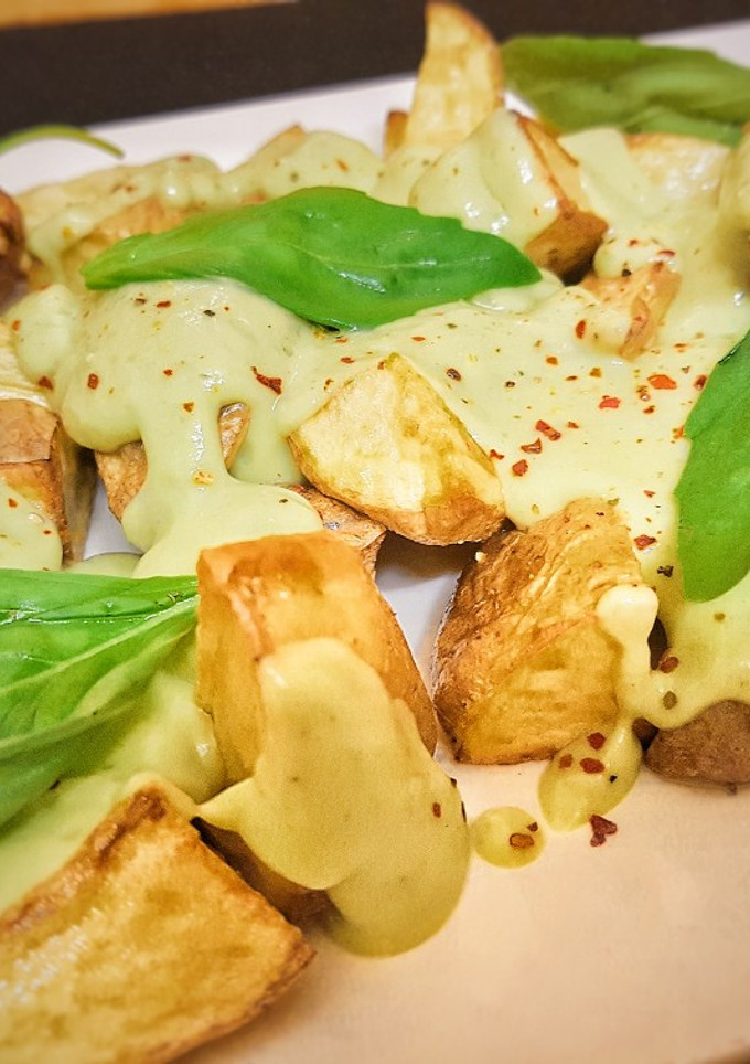 Una foto de Patatas con salsa ligera de aguacate y albahaca