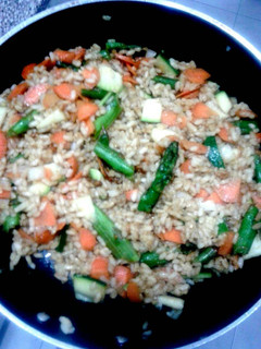 Una foto de Arroz con verduras diferente