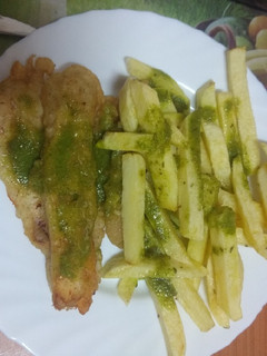 Una foto de Fish and chips al estilo canario con mojo de perejil