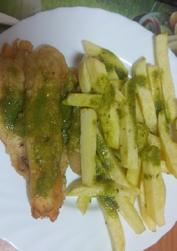 Una foto de Fish and chips al estilo canario con mojo de perejil