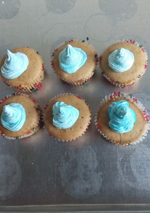 A picture of Vanilla cup cakes#authors marathon.