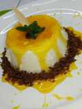 Panna cotta de coco con coulis de flor de cempasúchil y mezcal