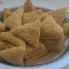 A picture of Risol segitiga.