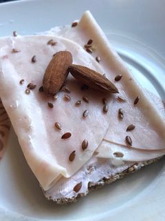 Una foto de Tosta de Queso Frambuesa con pavo saludable