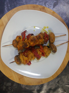 Una foto de Brochetas de pollo