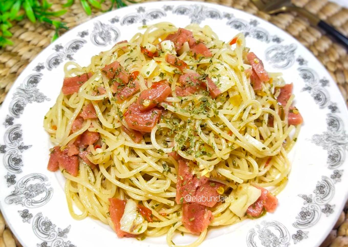 Spaghetti Spicy Oglio Olio Smokedbeef