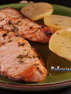 Una foto de Salmón con patatas a la cerveza en freidora de aire
