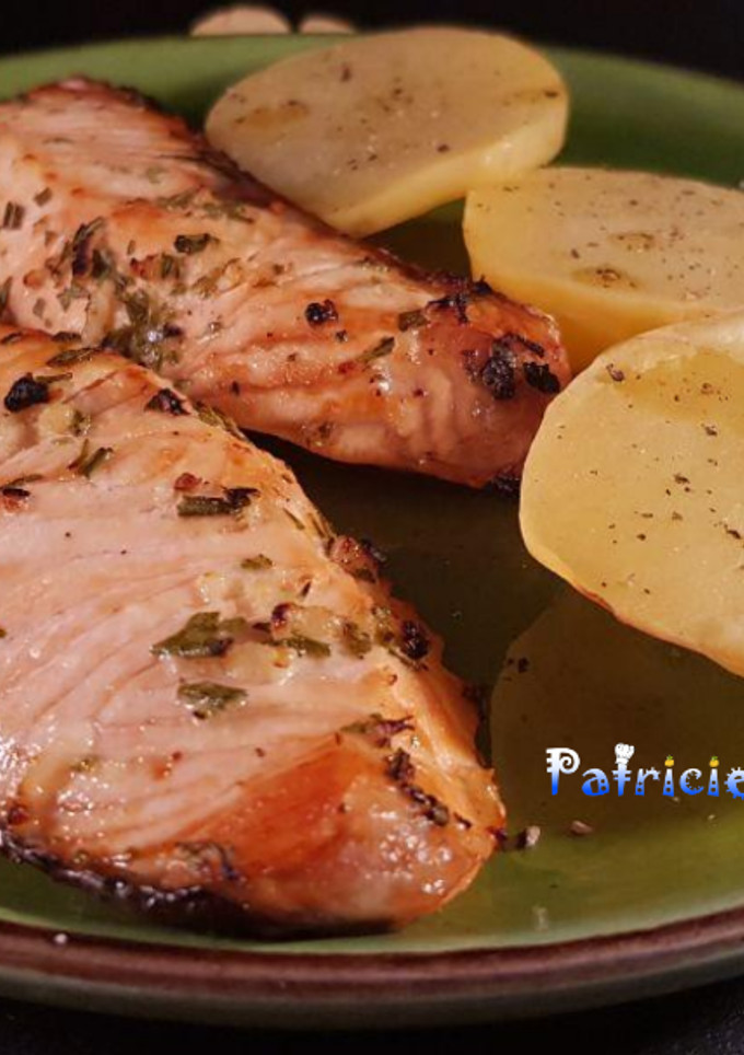 Una foto de Salmón con patatas a la cerveza en freidora de aire