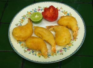 Una foto de Gambas con gabardina