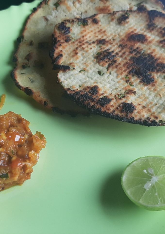 तांदुळाच्या पिठाचे पराठे आणि झणझणीत वांग्याचं भरीत (tandul paratha ani bharit recipe in marathi) रेसिपी चे मुख्य फोटो 