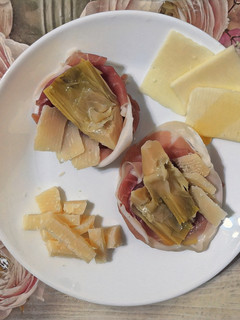 Foto di Cestino di prosciutto crudo con carciofi e grana