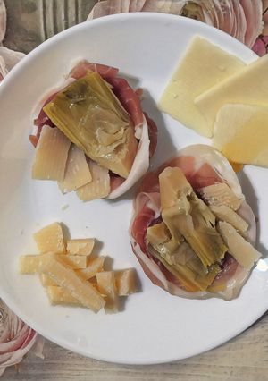 Foto di Cestino di prosciutto crudo con carciofi e grana