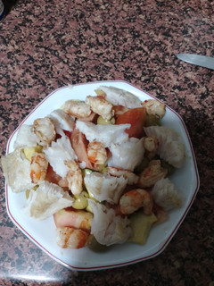 Una foto de Ensalada de merluza y gambas (o gambones)