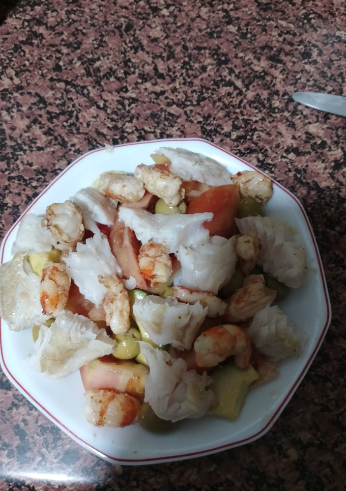 Una foto de Ensalada de merluza y gambas (o gambones)