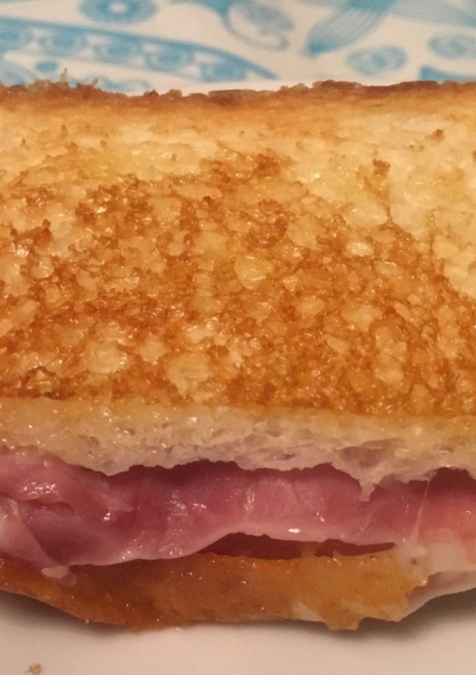 Una foto de Sándwich mixto en FussionCook o a la sartén