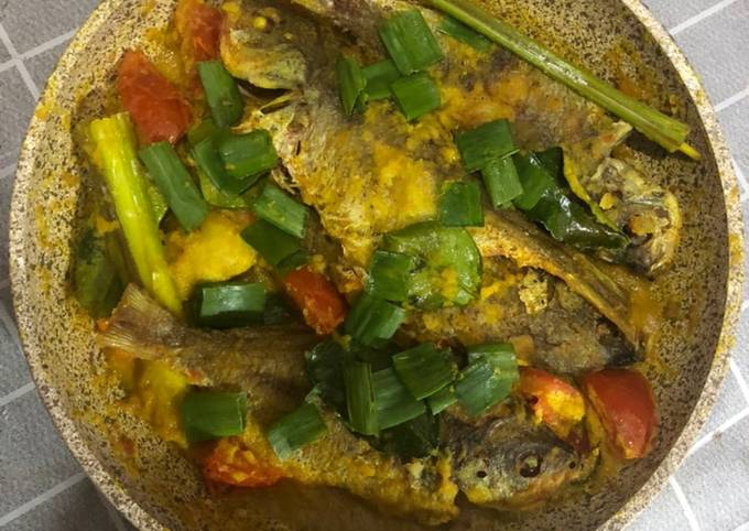 8. Pesmol Ikan Ekor Kuning