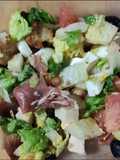Ensalada de jamón y picatostes
