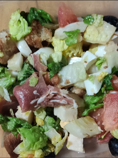 Una foto de Ensalada de jamón y picatostes
