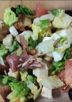 Una foto de Ensalada de jamón y picatostes
