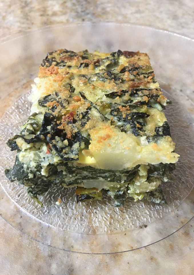 Una foto de Tortilla de papas y hojas de brócoli 🥦 al horno