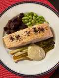Saumon au sumac, carottes violettes, edamames, oignons glacés et sauce tahini