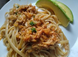 Una foto de Tallarines🥫🍝🥛con atún🍅🌶️🍝