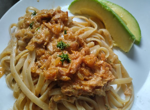 Una foto de Tallarines🥫🍝🥛con atún🍅🌶️🍝