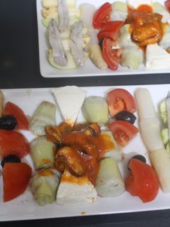 Una foto de Ensalada de mejillones picantes y boquerones en vinagre