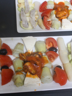 Una foto de Ensalada de mejillones picantes y boquerones en vinagre