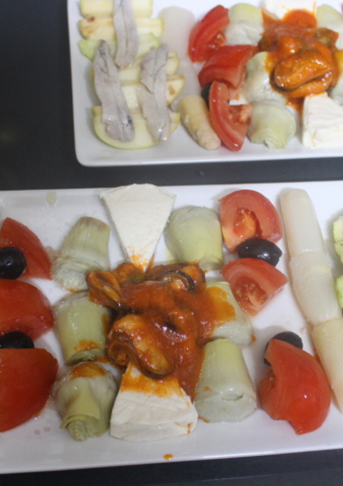 Una foto de Ensalada de mejillones picantes y boquerones en vinagre