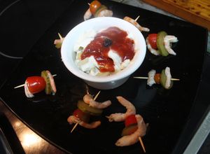Una foto de Ensalada de filetes de arenque acompañada de pinchos de gambas