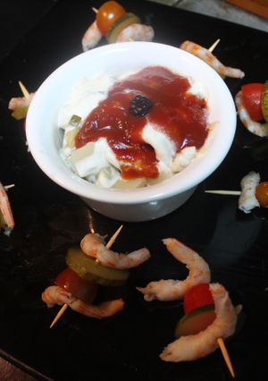 Una foto de Ensalada de filetes de arenque acompañada de pinchos de gambas