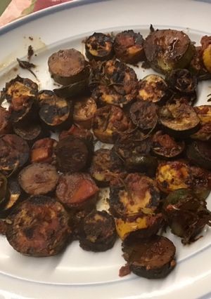 Une photo de Courgettes tricolores grillées au romarin,tomate et marinade