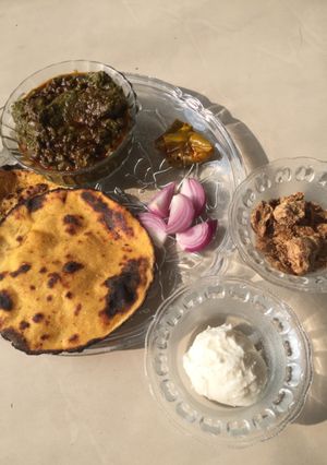 A picture of Makke ki roti sarsoan ka saag.