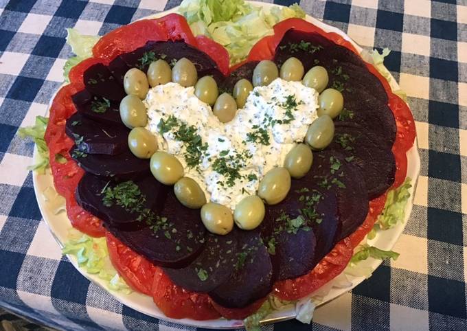 Salade « cœur » tomates,betteraves et feuille de chêne à la ricotta et olives