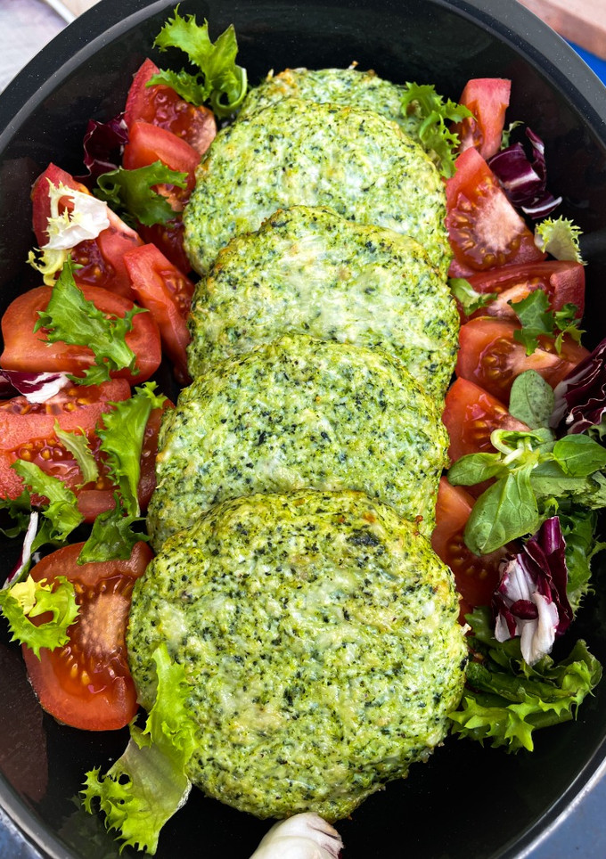 Una foto de Hamburguesas de pollo, queso y espinacas ¡caseras! En la freidora de aire (Airfryer)