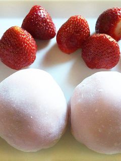Una foto de Daifuku mochi de fresa (sin gluten)