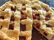 Una foto de pastafrola de membrillo tradicional