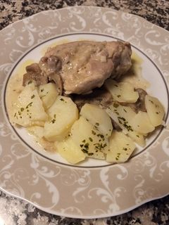 Una foto de Pollo en salsa con patatas y champiñones