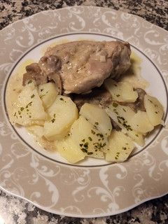 Una foto de Pollo en salsa con patatas y champiñones