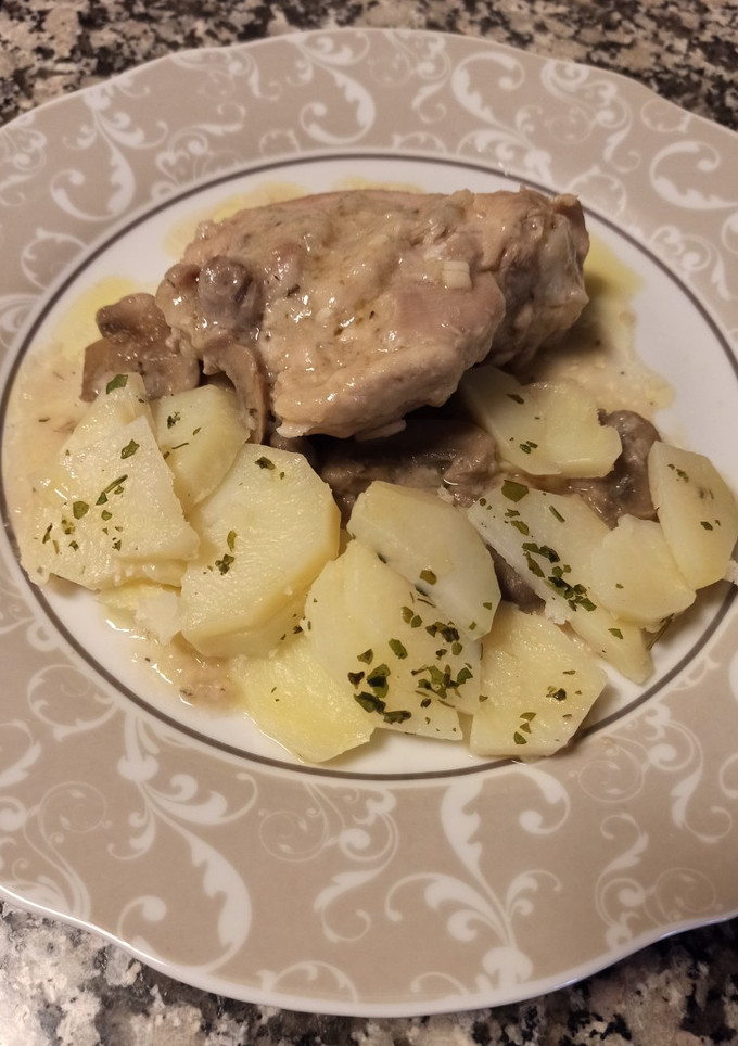 Una foto de Pollo en salsa con patatas y champiñones