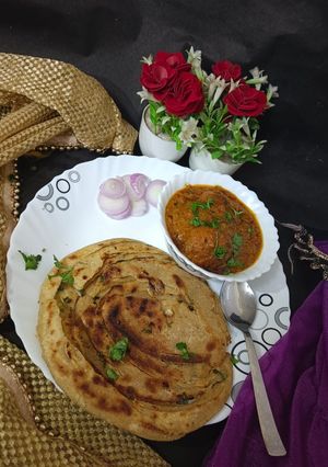 A picture of Garlic Butter Lachha Paratha.
