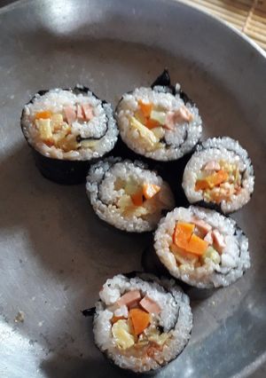 Hình của món 김치 삐빔밥 - Cơm cuộn Kim chi.