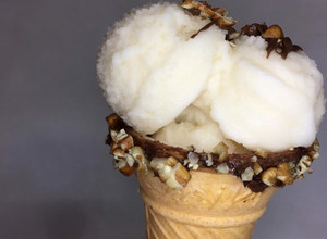 Una foto de Helado de caramelo salado con ron y vainilla