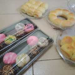 A picture of Adonan roti & Donat.