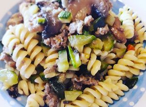 Foto di Pasta al ricordo d'infanzia: carne macinata, zucchine e funghi