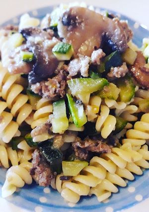 Foto di Pasta al ricordo d'infanzia: carne macinata, zucchine e funghi