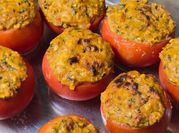 Una foto de tomates rellenos